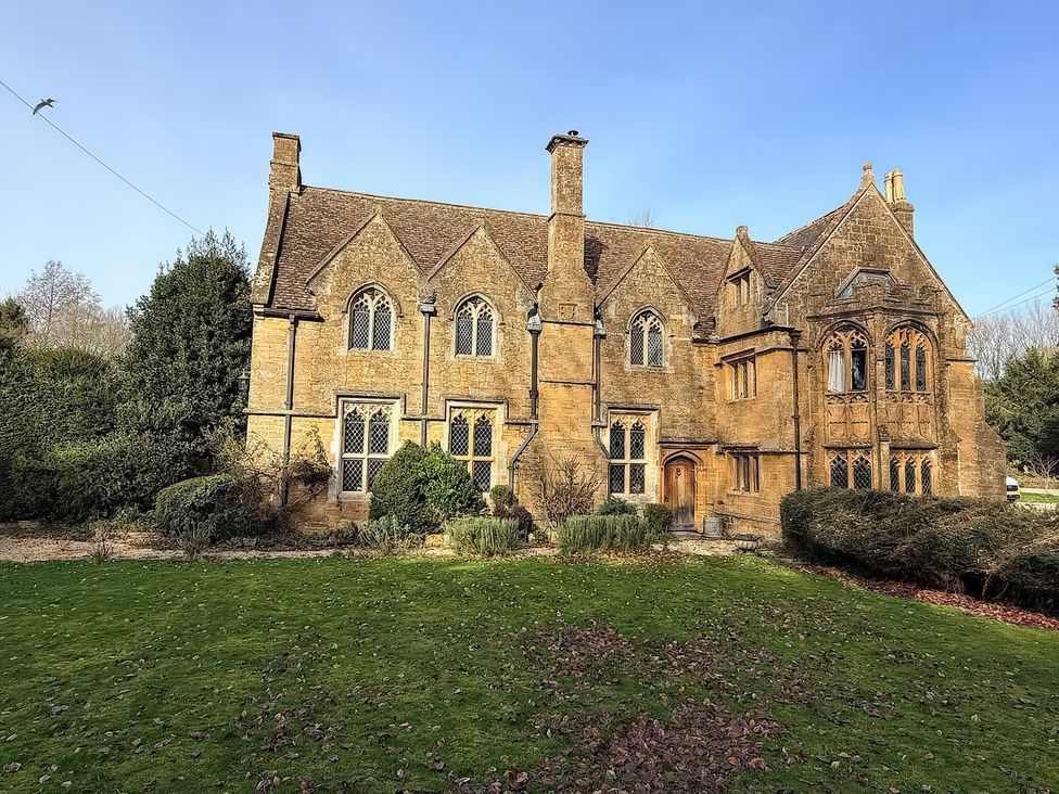 A house with a garden and grass at King Ina's Palace in South Petherton