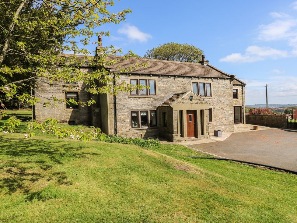 A house with a garden and driveway at Stagwood House in New Mill