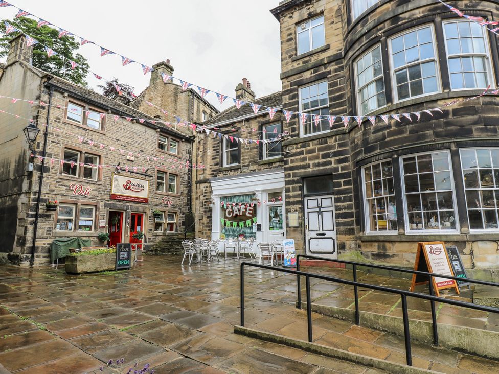An outdoor area with a cafe and deli in Stagwood House New Mill