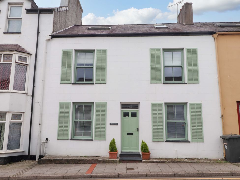 A building with windows and a door at Hendre in Menai Bridge