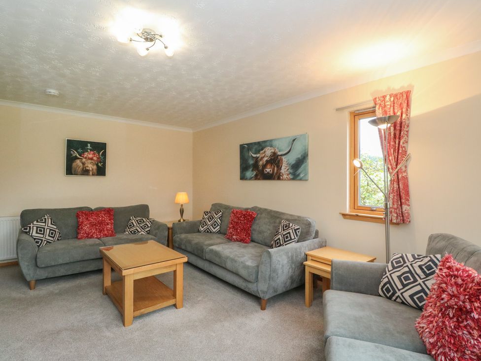 A living room with sofas and a coffee table at Maybank in Muirshearlich