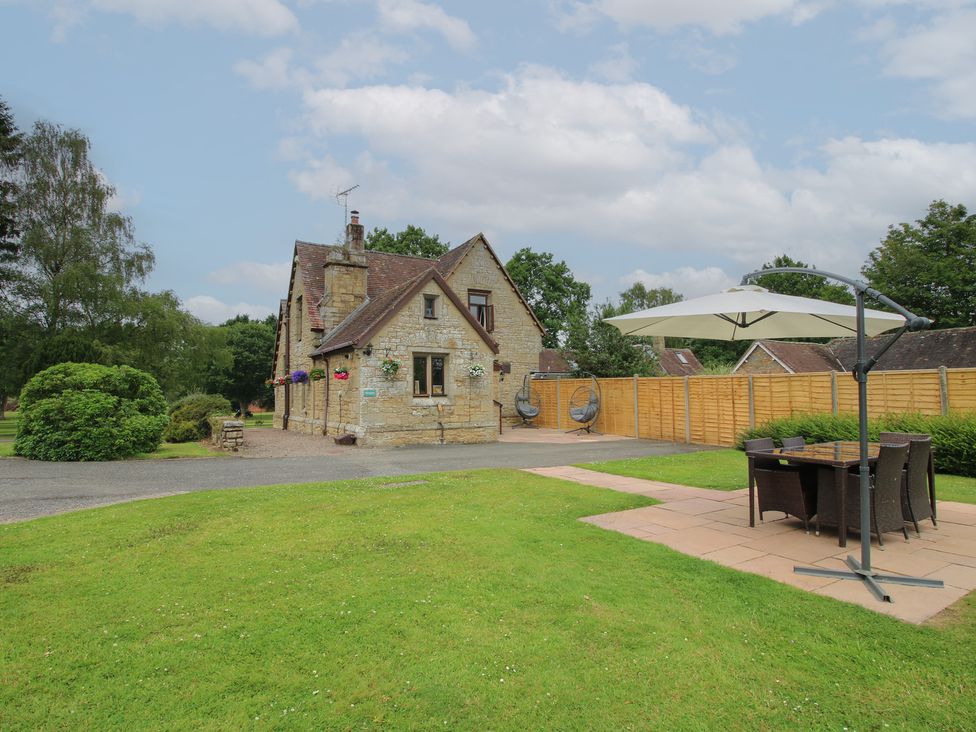 An outdoor area with a table and chairs at Keepers Cottage in Shobdon