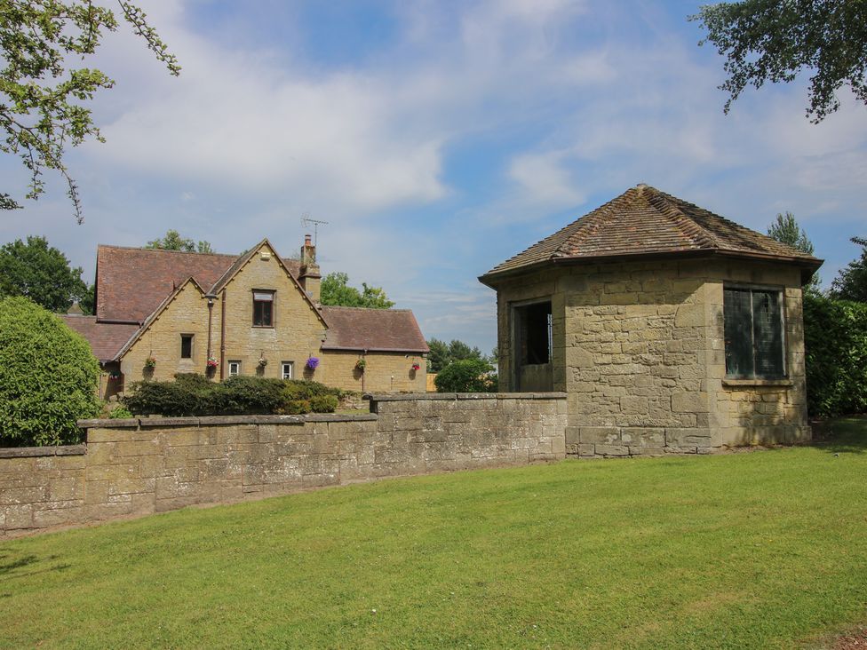 A house and an outbuilding in a garden at Keepers Cottage in Shobdon