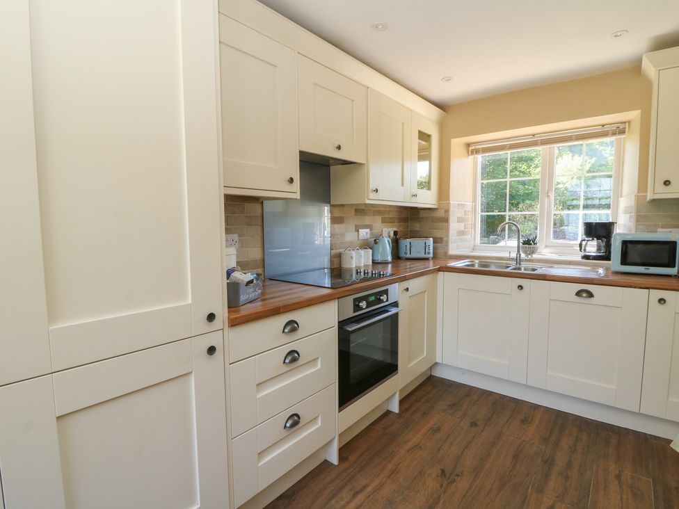 A kitchen with cabinets and appliances at Felin Gogoyan Tregaron