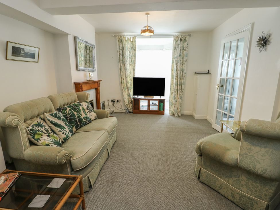 A living room with a tv and seating at 23 Beach Road Y Felinheli