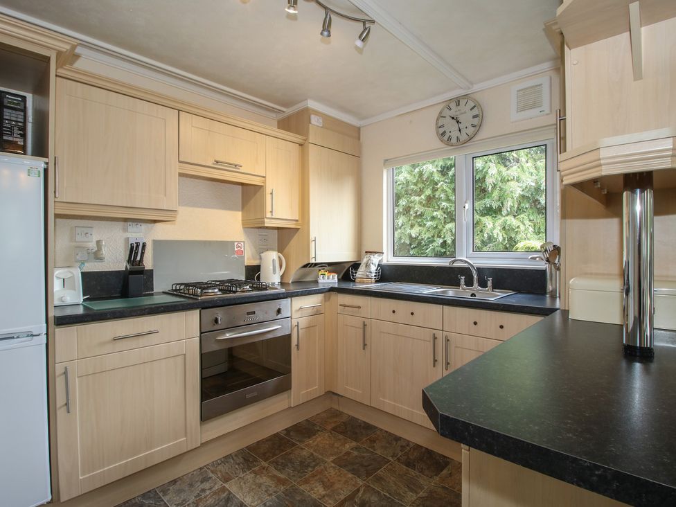 A kitchen with cabinets and appliances at Snowdrop in Eardisland