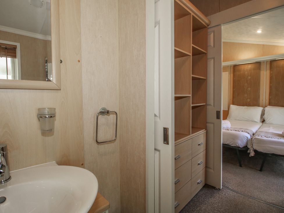 A bathroom with sink and mirror at Daisy in Eardisland