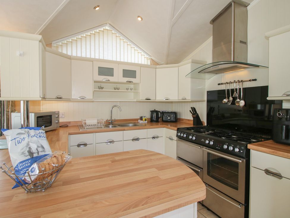 A kitchen with countertop and appliances at Daisy in Eardisland