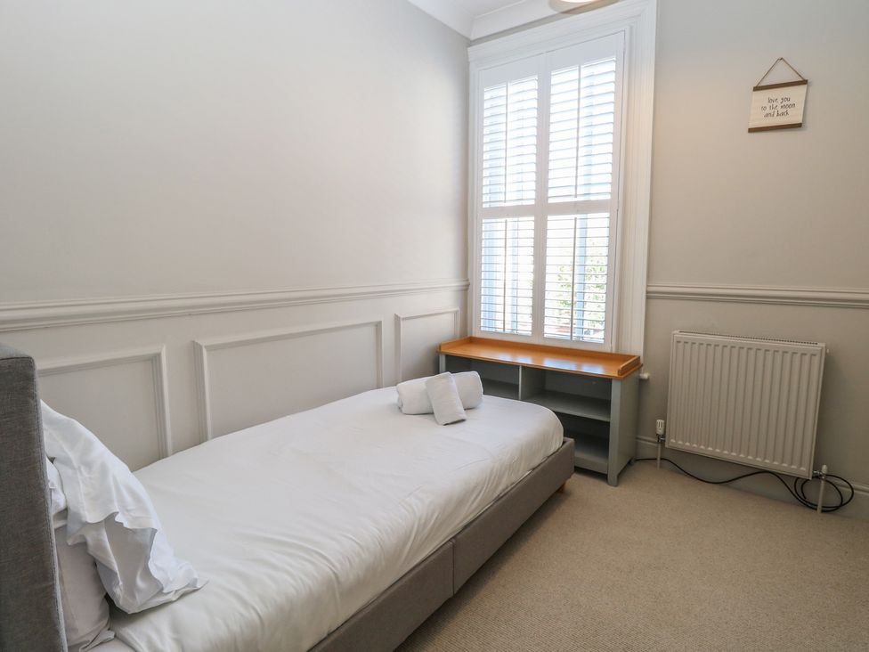 A bedroom with a single bed and desk at Sunrise House Pakefield near Lowestoft