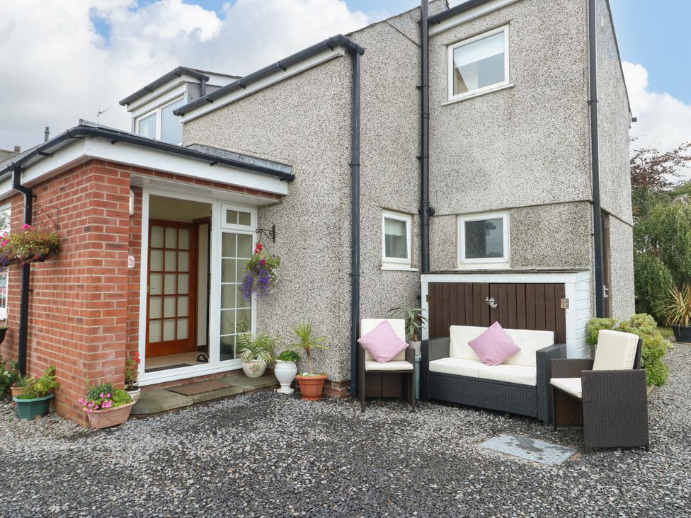 An outdoor area with seating and plants at The Cottage at Ty Newydd in Brynsiencyn