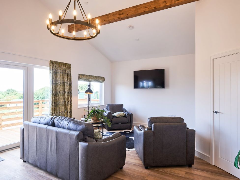 A living room with seating area and television at Monks Rest in Monknash