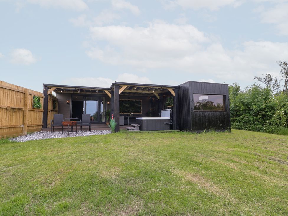 An outdoor area with a deck and furniture at Hazel in Oakthorpe near Donisthorpe