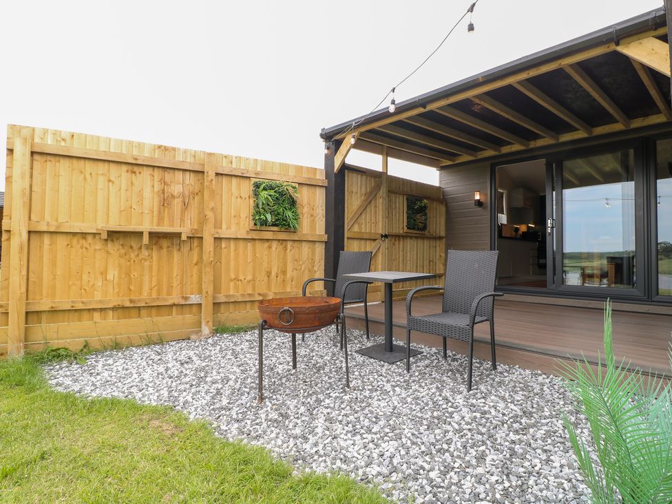 An outdoor area with a table and chairs at Hazel in Oakthorpe near Donisthorpe