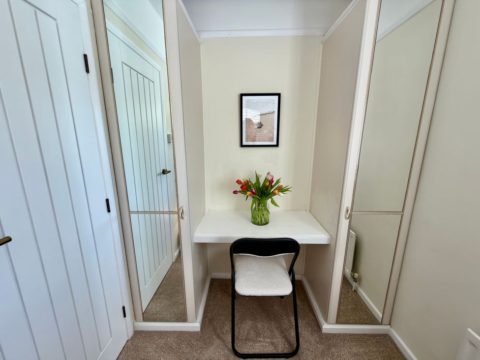 A dressing room with a desk and chair at Topsails in Totland Bay