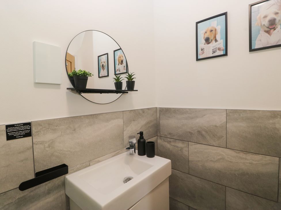 A bathroom with a sink and a mirror at Ruskin Lodge, Langdale 16, White Cross Bay near Windermere