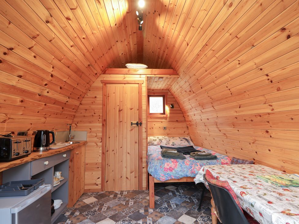 A room with a bed and kitchenette at Pod 1 