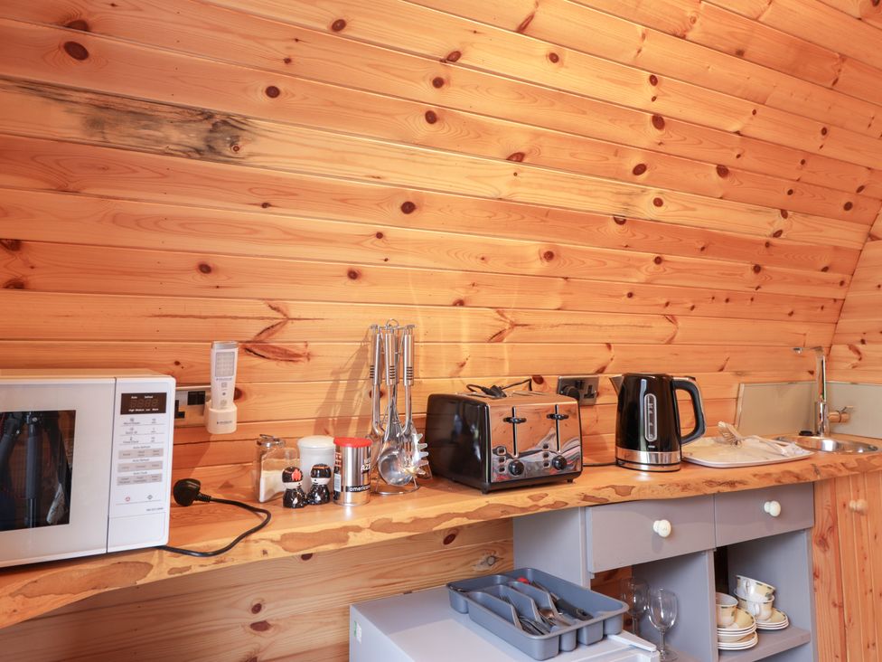 A kitchen with appliances and utensils at Pod 1