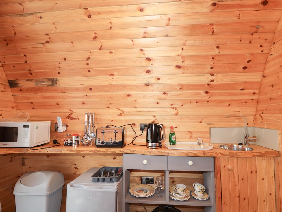 A kitchen with appliances and utensils at Pod 1