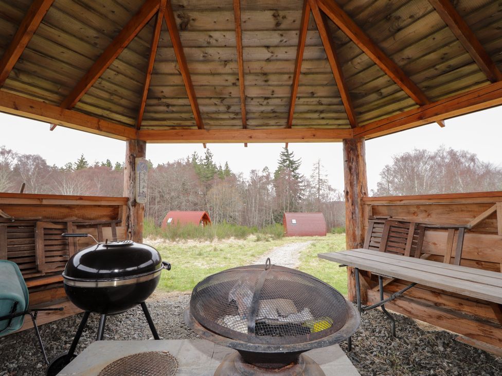 An outdoor seating area with a fire pit and grill at Pod 1 in 