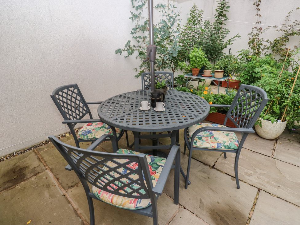 A garden with a table and chairs at Potter’s Cottage Fulwood near Sheffield