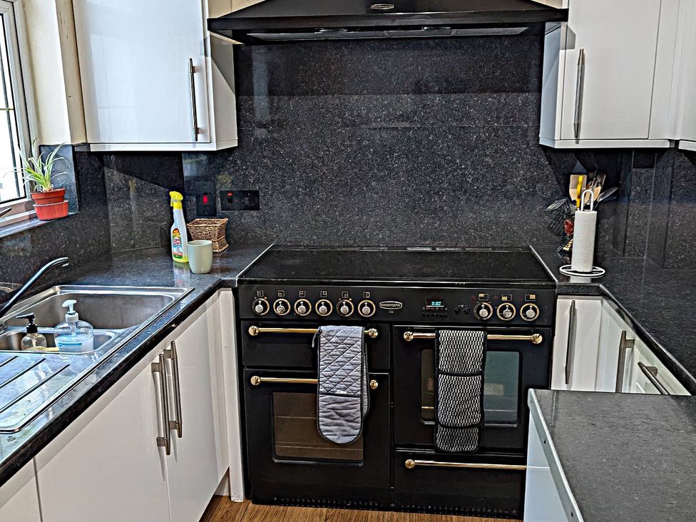 A kitchen with sink and oven at Callart View in Glencoe