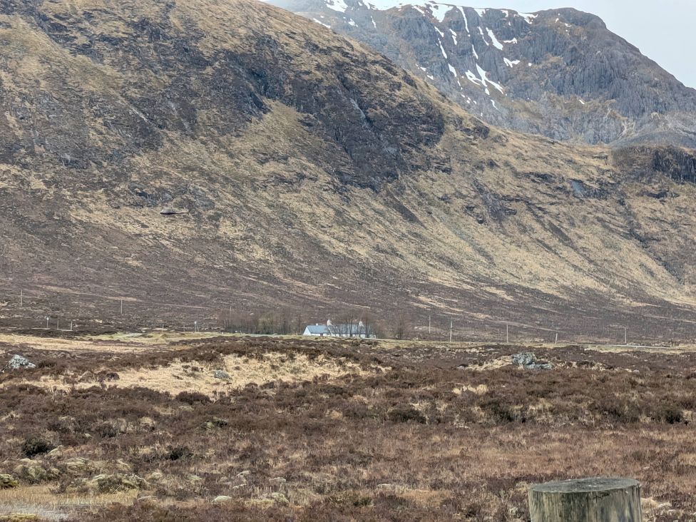 A house in a mountainous landscape at Callart View Glencoe