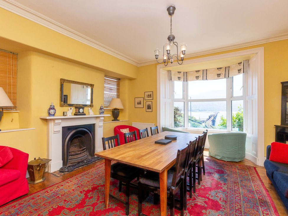 A dining room with a table and chairs at Bod Idris in Barmouth