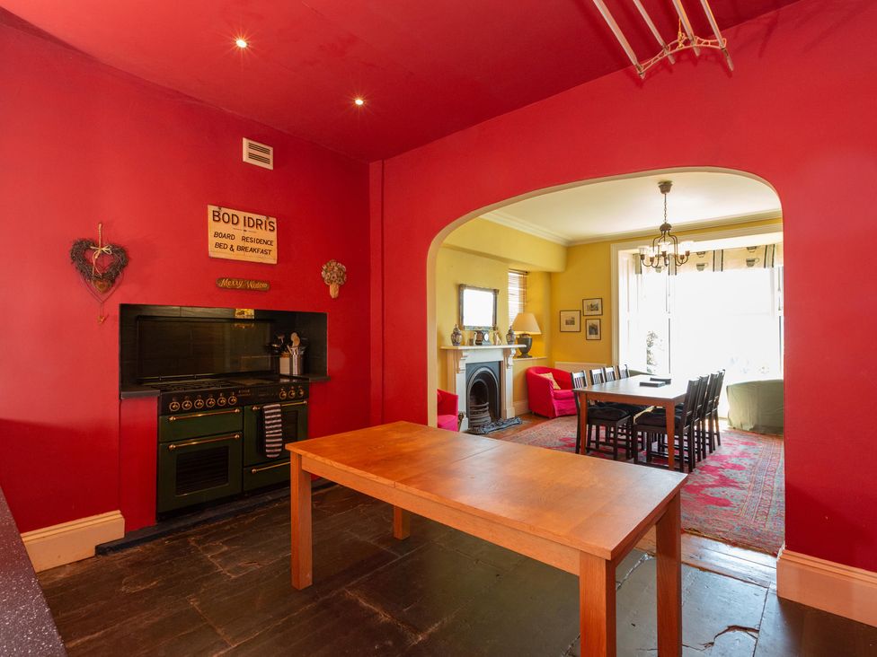 A dining room with a table and chairs at Bod Idris in Barmouth
