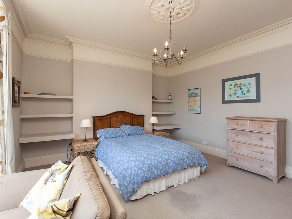 A bedroom with a bed and bedside lamps at Bod Idris in Barmouth