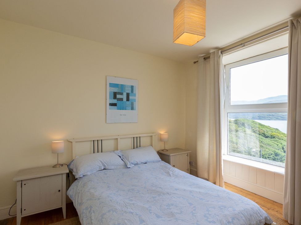 A bedroom with a bed and a window at Bod Idris in Barmouth