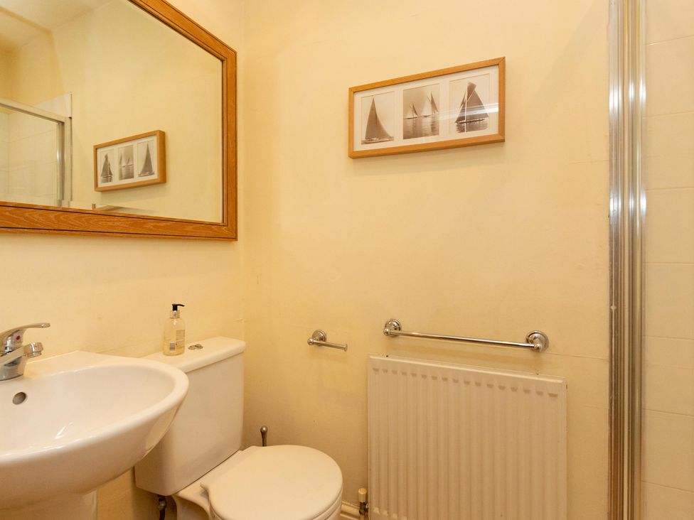 A bathroom with a wash basin and toilet at Bod Idris in Barmouth