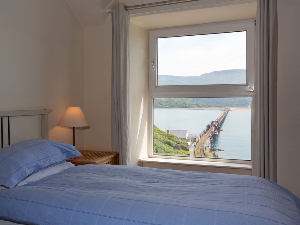 A bedroom with a bed and a window view at Bod Idris in Barmouth
