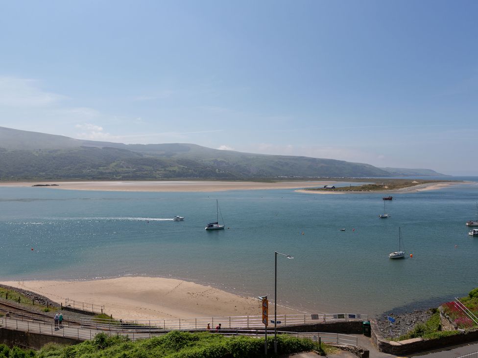 A view of water with boats and a beach at Bod Idris in Barmouth