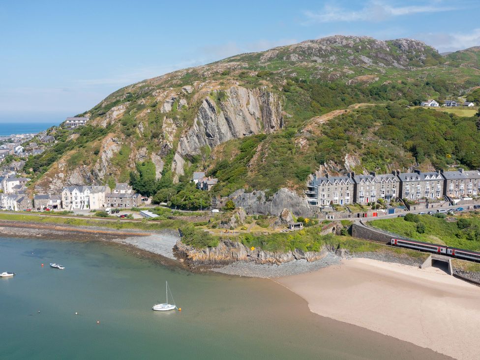 A beach with boats and houses near a cliff at Bod Idris in Barmouth