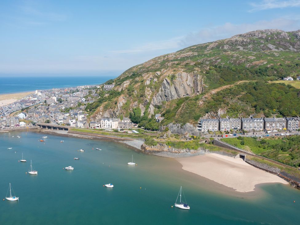 An aerial view of the coastline with boats in water at Bod Idris in Barmouth