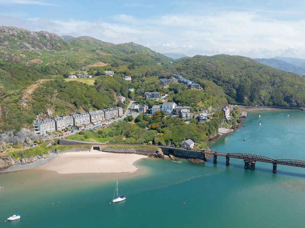 A view of houses near the beach and water at Bod Idris in Barmouth