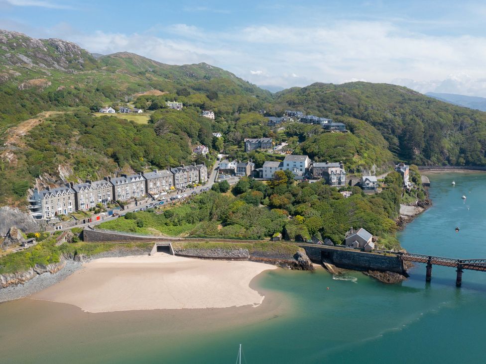 An aerial view of a beach and houses near the water at Bod Idris in Barmouth