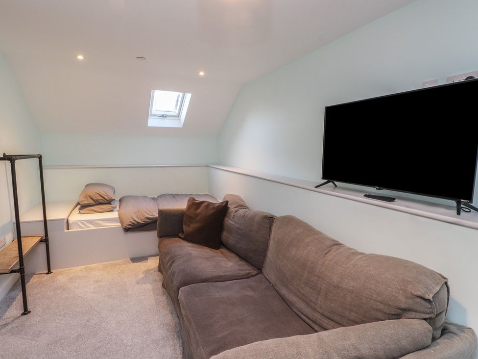 A snug with a sofa and a bed at The Hideaway 