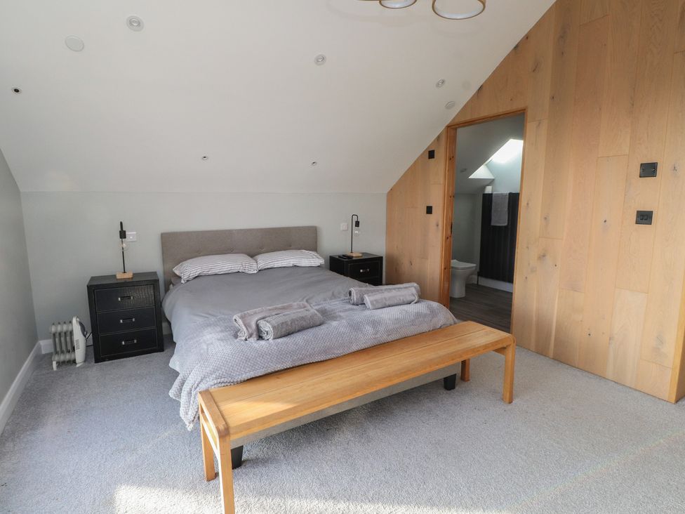 A bedroom with a bed and bedside tables at The Hideaway