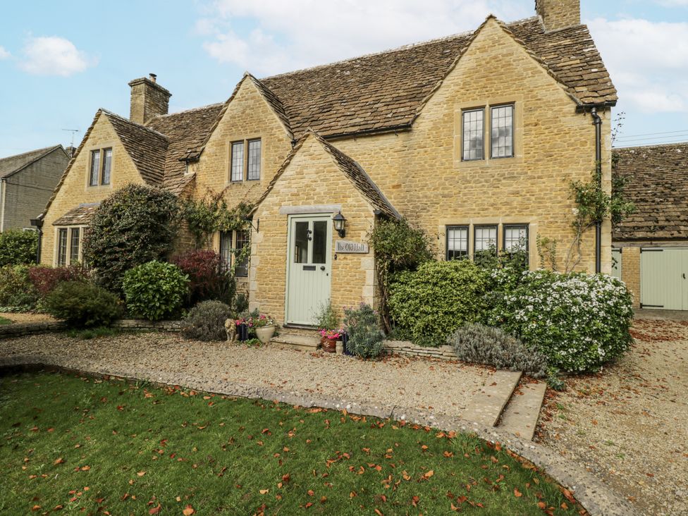 A house with a garden at The Old Hall in Tetbury