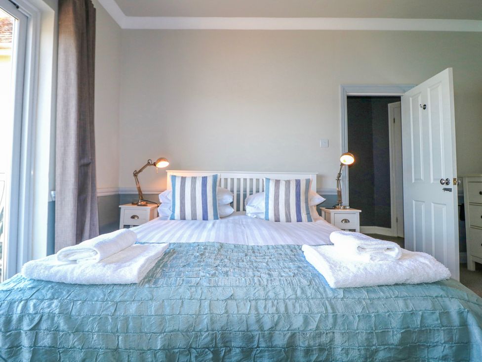 A bedroom with a bed and bedside tables at Harbourside Dartmouth