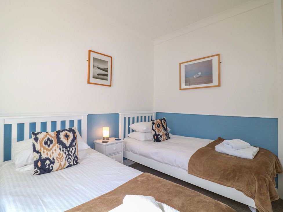 A bedroom with two beds and a lamp at Harbourside in Dartmouth