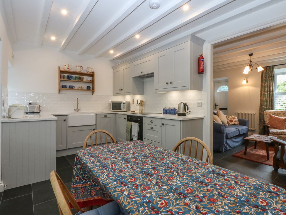 A kitchen with a table and chairs at Chandos in Dolwyddelan
