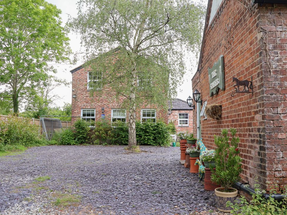 An outdoor area with a tree and flower pots at The Stables in Chester