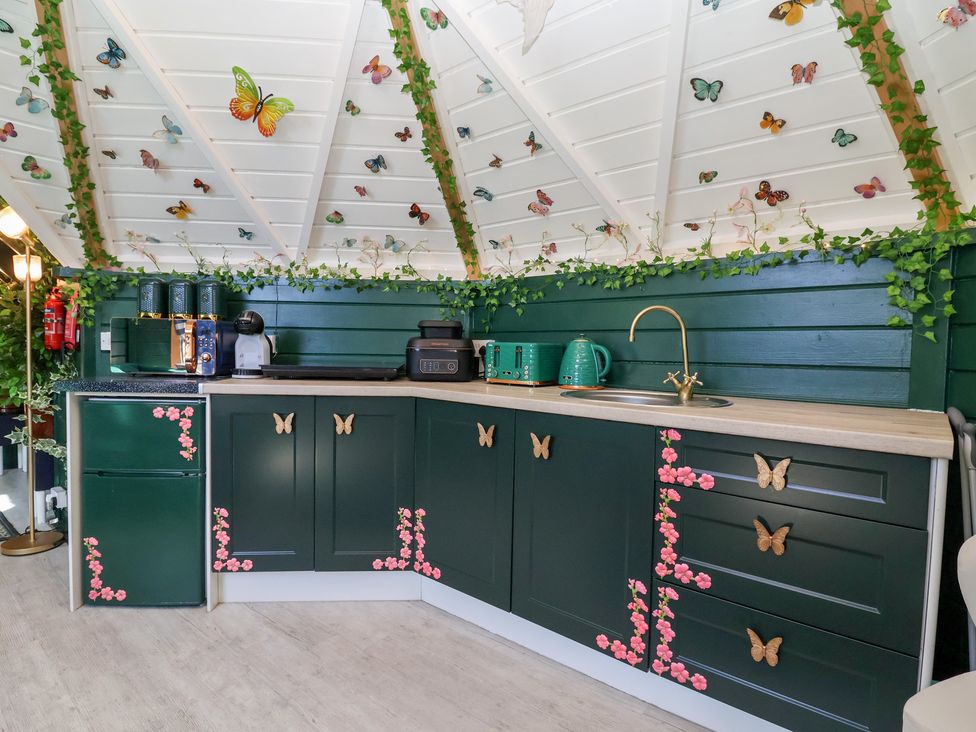 A kitchen with cabinets and appliances at Applejacks Orchard in Holywell
