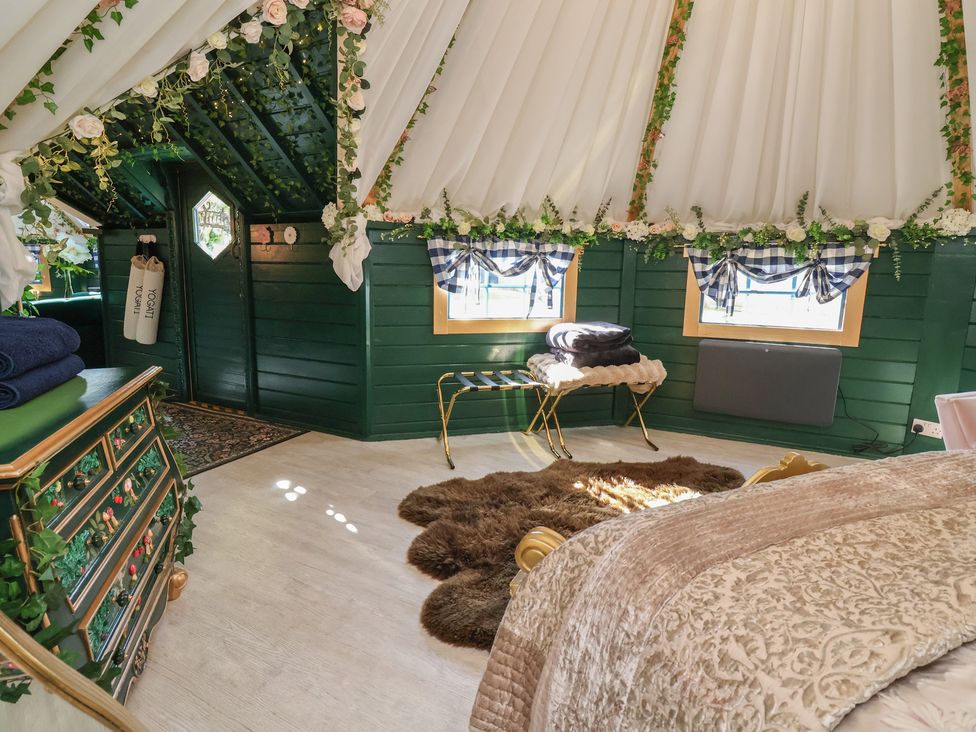 A bedroom with a bed and decorative features at Applejacks Orchard in Holywell