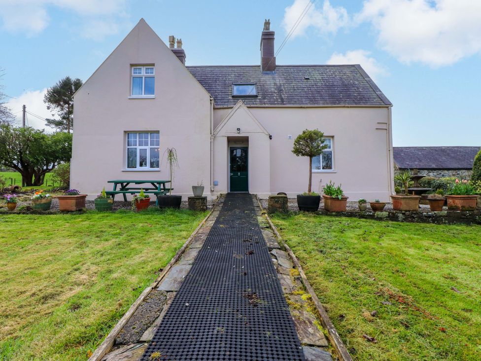 A house with a pathway and garden at Mallards Rest in Llandwrog near Bontnewydd, Gwynedd