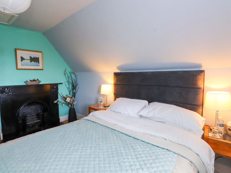 A bedroom with a bed and bedside tables at Mallards Rest, Llandwrog near Bontnewydd, Gwynedd