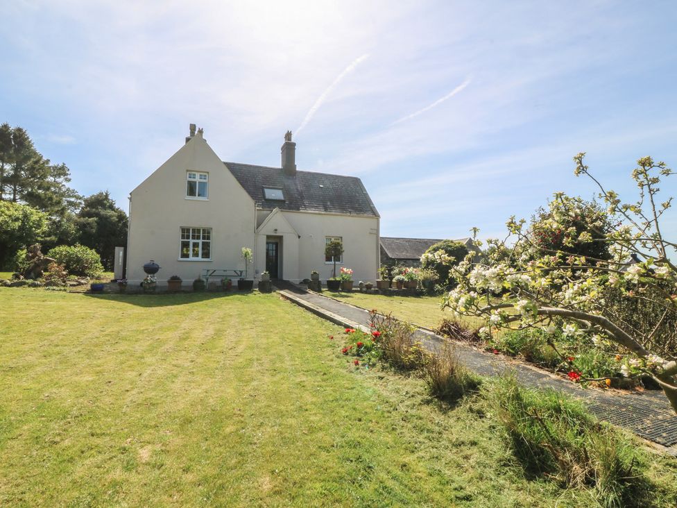 A house with a garden and pathway at Mallards Rest in Llandwrog near Bontnewydd, Gwynedd