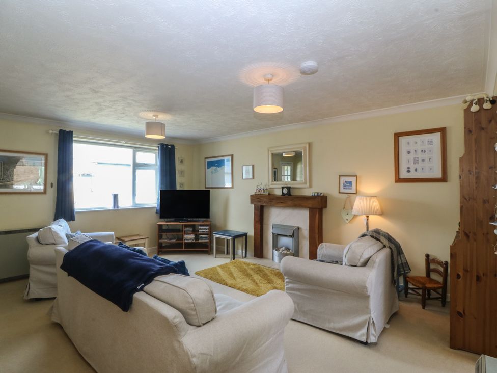 A living room with a television and sofa at Wingelock in Rhosneigr